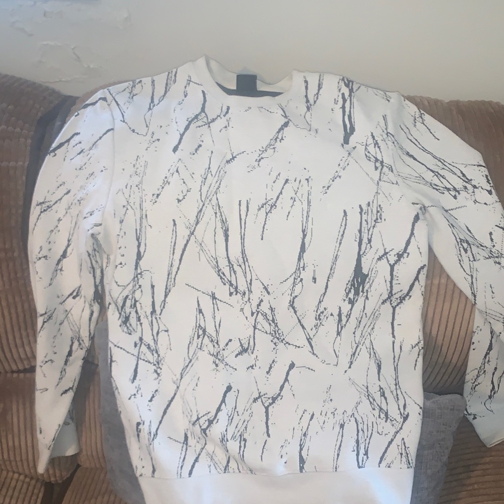 H&M White and Black Abstract Pattern Crewneck Sweater